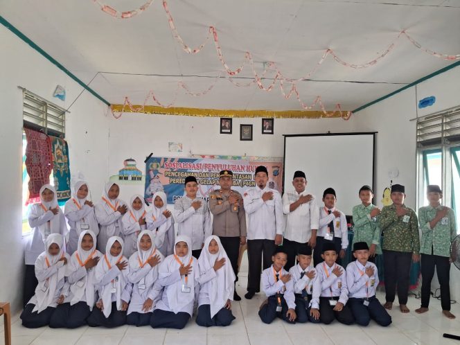 
					Kapolsek MBG Sosialisasi Hukum dan Bahaya Narkoba di Pondok Pasantren Al-Fath Singkuang l