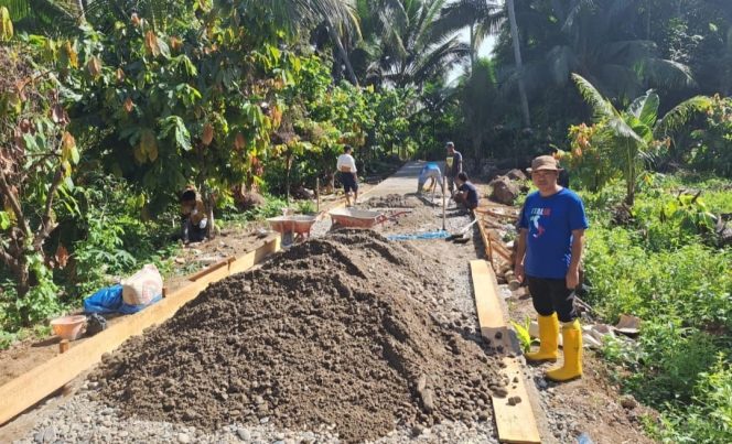 
					Kades Hutabargot Lombang Tinjau Pengerjaan Rabat Beton Dana Desa T.A 2025