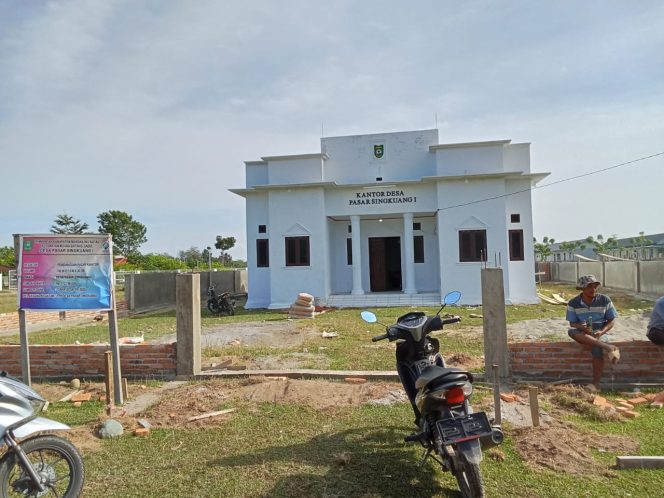 
					Tingkatkan Keamanan dan Keindahan, Pemdes Pasar Singkuang I Pasang Pagar Baru di Kantor Kepala Desa