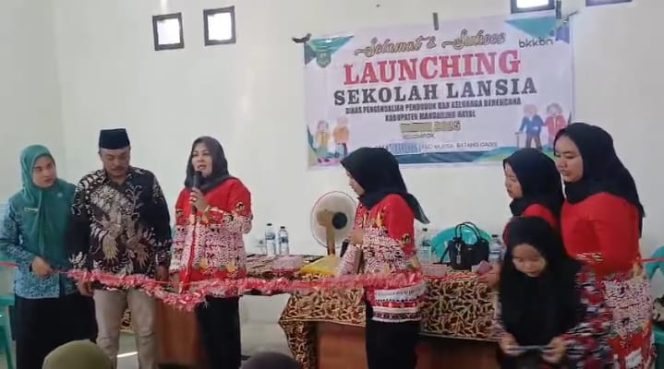 
					Sekolah Lansia “Sehat, Produktif, Mandiri, dan Tangguh” Resmi Diluncurkan di Desa Pasar Singkuang l MBG