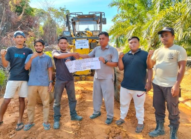 
					CSR PT.Dis Diperuntukkan Tingkatkan Infrastruktur Jalan Desa Salibaru, Kades Ucapankan Terima Kasih