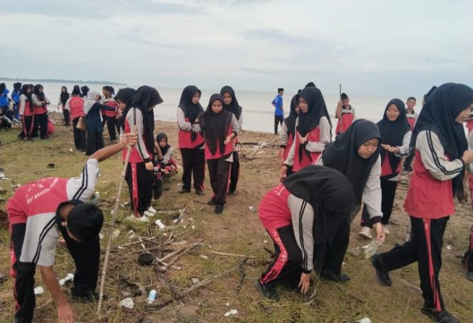 
					Rangkaian HAN 2025,MAN 2 Madina Laksanakan Bakti Sosial Bersih Pantai