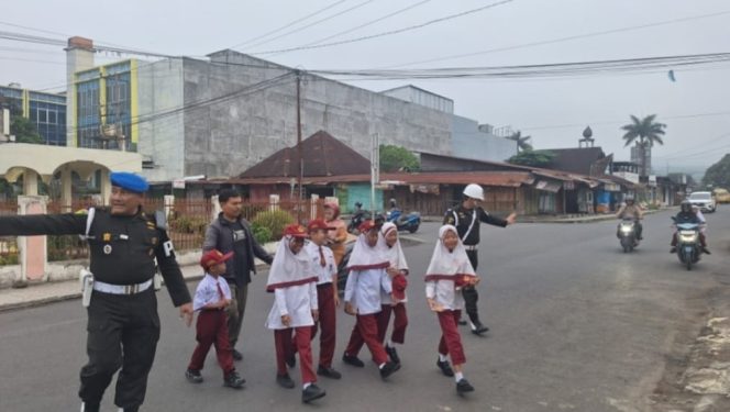 
					Subdenpom I/2-3 Atur Lalu Lintas di Titik Padat Kota Padangsidimpuan