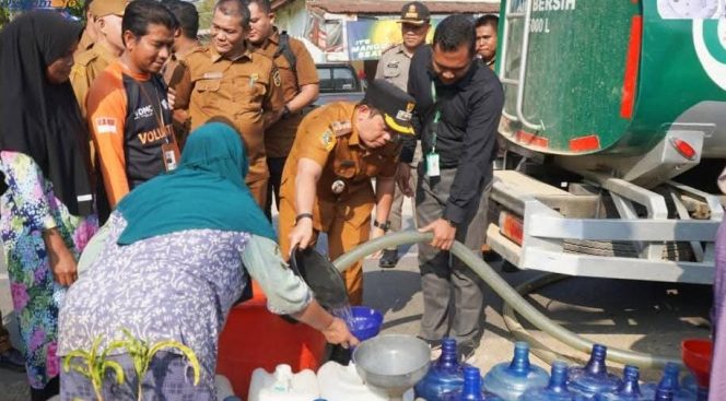 
					Dampak Musim Kering Di Palas, PMA Serahkan Bantuan Dari AMCF Ke Dua Desa