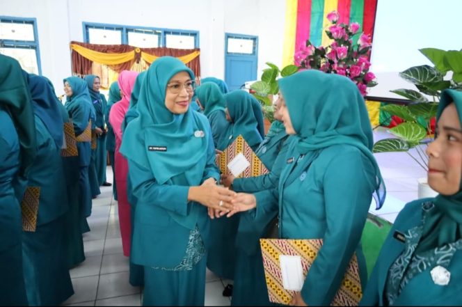 
					Ny. Yupri Astuti Hadiri Pelantikan TP PKK Desa di Panyabungan Timur