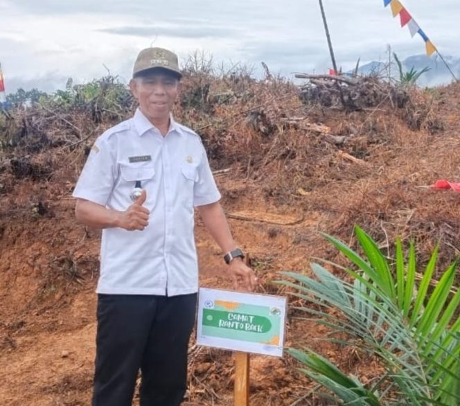 
					Tanam Perdana Kebun Plasma Kelapa Sawit di Desa Dua sepakat