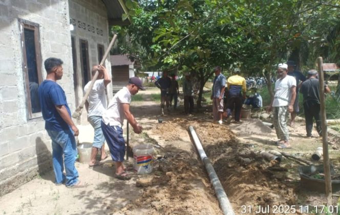 
					Warga Goro Perbaiki Pipa Air Untuk Mesjid Nurul Falah dan Nurul Iman Desa Batahan I