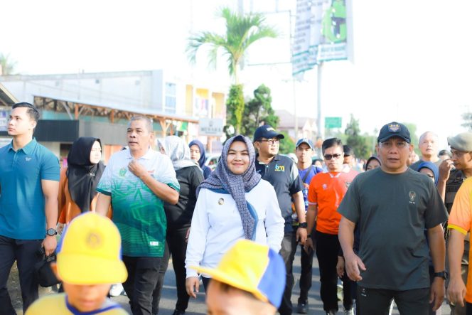 
					Wabup Madina Lepas Seribuan Peserta Jalan Santai HUT ke-80 RI