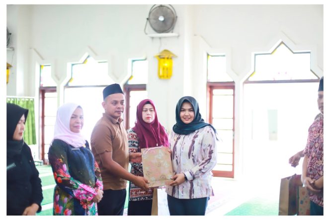 
					Wabup Atika Bagikan 600 Mukena untuk 283 Masjid di Madina