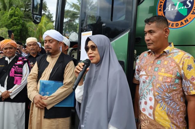 
					Ketua TP PKK Madina Lepas Keberangkatan 96 Jemaah Umrah Humaira Wisata