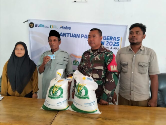 
					Pemdes Singkuang ll Salurkan Bantuan Beras Kepada Warganya