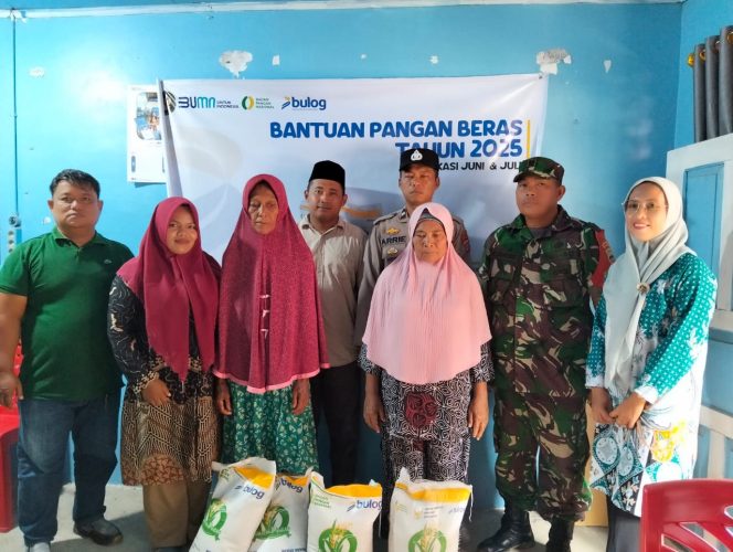 
					Pemdes Sikapas Pasilitasi Penyaluran  Beras Bulog, Ini Kata Warga