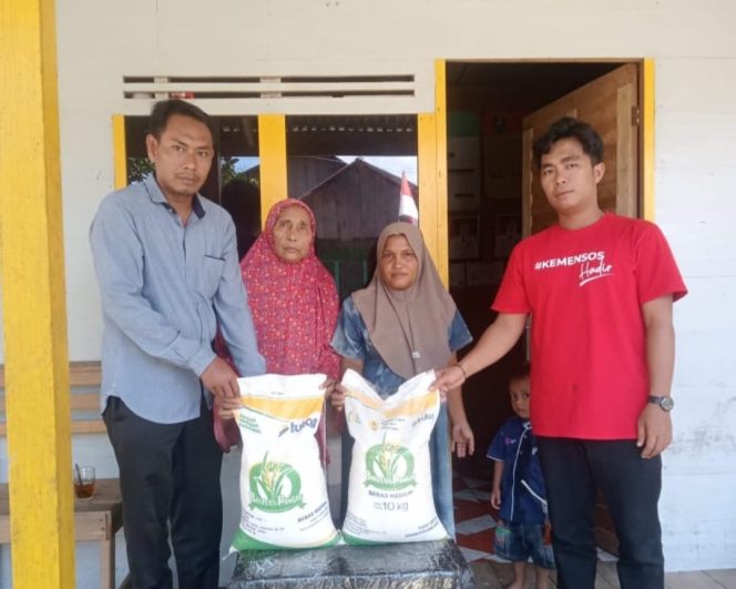 
					Pemdes Hutaimbaru Pasilitasi Penyaluran Bantuan Beras Bulog Kepada Warga