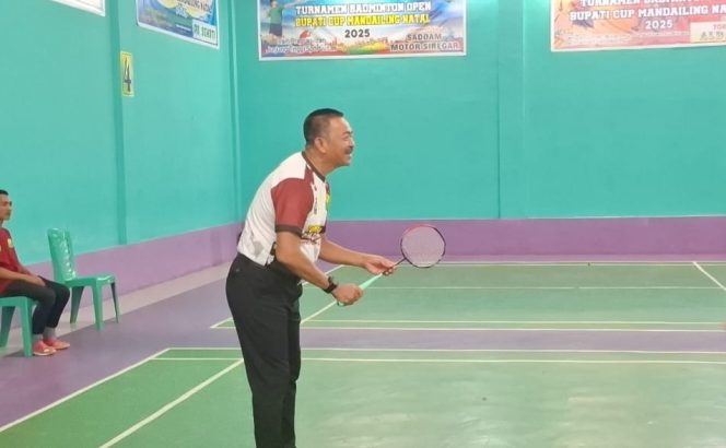 
					Bulutangkis Open Bupati Cup Resmi Dimulai, Bupati Tanding Lawan Sekda
