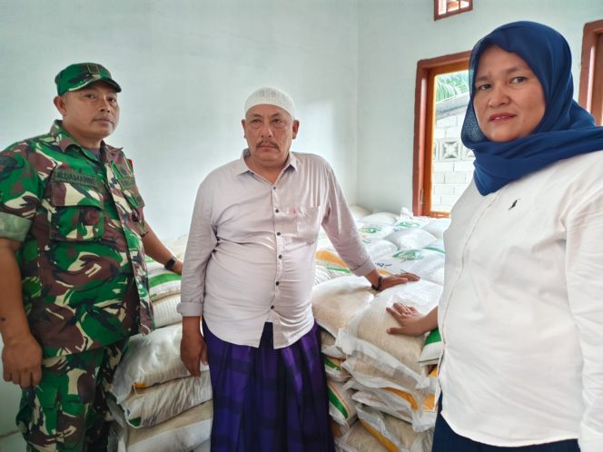 
					Pemdes Tabuyung Bantu Salurkan Bantuan Beras Bulog untuk Keluarga Kurang Mampu