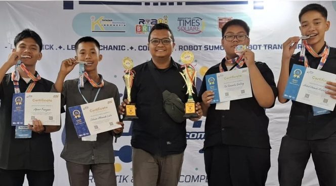 
					Tim Robotik MAN 1 Madina Raih Juara 2 dan 3 di Manybot 2 Robotic & Fun Coding Competition 2025