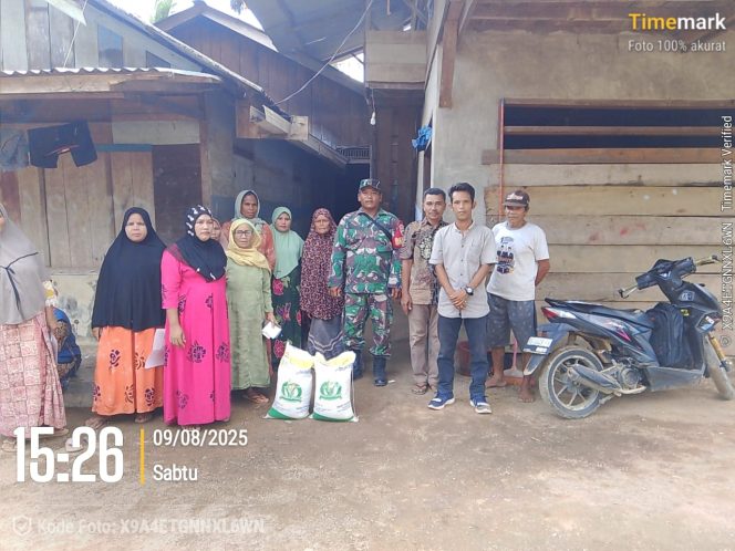 
					Babinsa Koramil 17 Natal Dampingi Penyaluran Beras Bulog di Desa Manuncang dan Salibaru