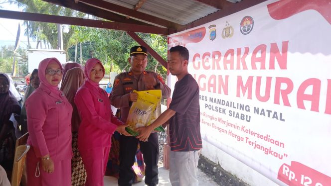 
					Polsek Siabu Gelar Gerakan Pasar Murah Untuk Menekan Harga Beras