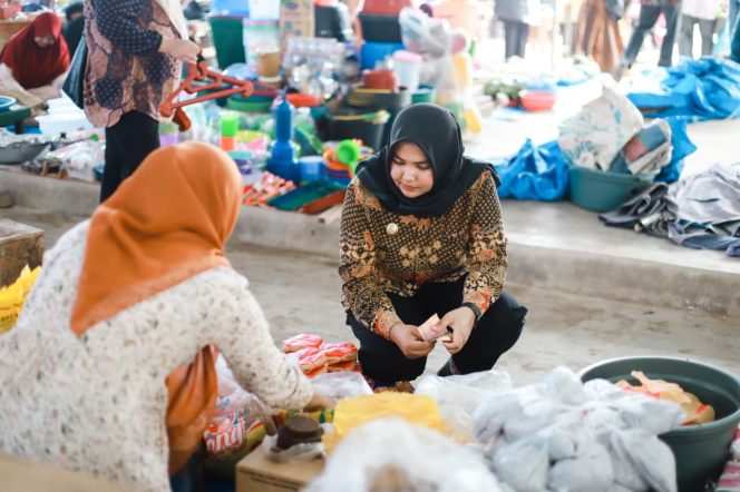 
					Atika Belanja Bahan Kebutuhan Pokok di Pasar Eks Tapanuli Panyabungan