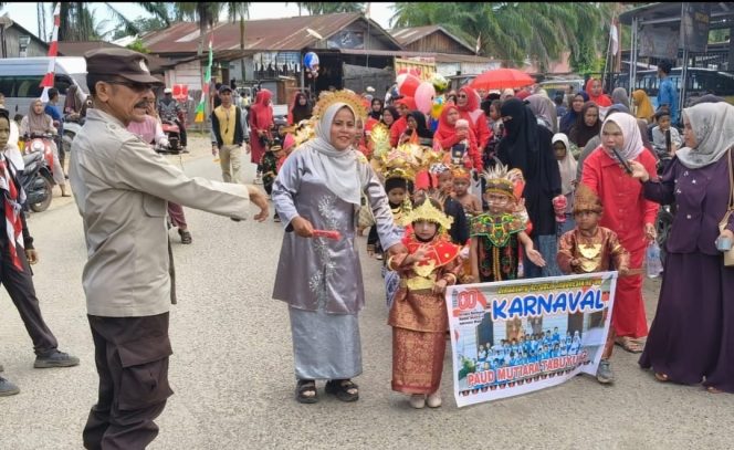 
					Bhabinkamtibmas Desa Tabuyung Lakukan Pengamanan Karnaval Dalam Rangka Menyambut HUT RI Ke-80 Tahun