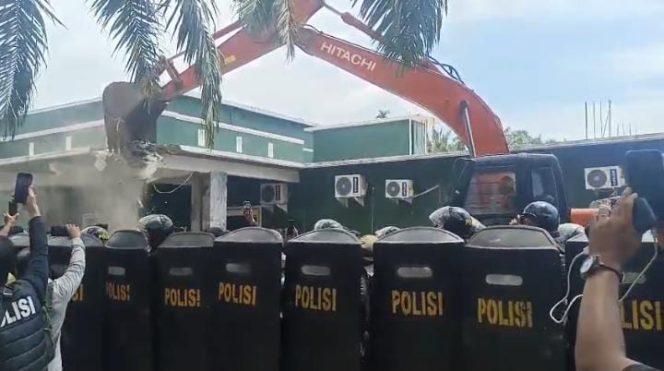 
					Tim Gabungan Rubuhkan Diskotek Marcopolo ‎