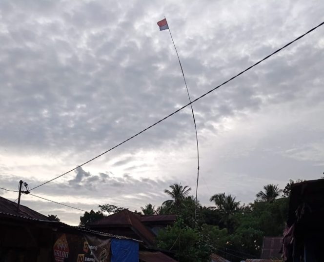 
					Semarak HUT RI ke 80, Warga Salambue Lomba Naikkan Bendera Merah Putih Paling Tinggi