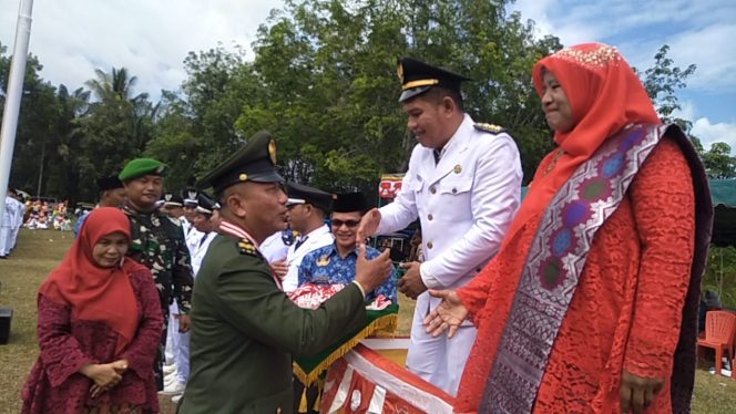 
					Camat Bukit Malintang Berikan Piagam Penghargaan Kepada Pelatih dan Anggota Paskibra