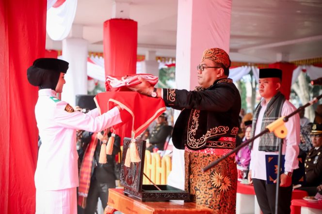 
					Pertama Kalinya, Bupati Deli Serdang Kenakan Pakaian Adat Jawa di Upacara HUT RI ke-80
