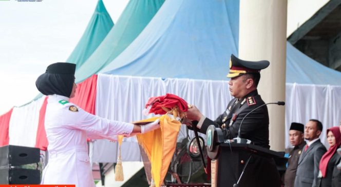 
					Penurunan Bendera Merah Putih Di Palas Diwarnai Penyerahan Buku Bermutu Untuk Perpustakaan Desa