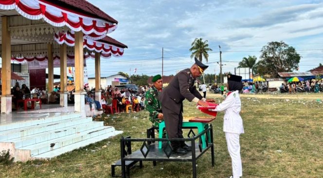 
					Kabag OPS Polres Palas Inspektur Upacara Penurunan Bendera di Lubuk Barumun