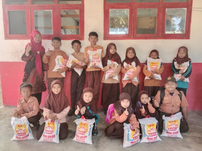 
					SD Negeri 395 Singkuang Gelar Sedekah Jumat, Berbagi Berkah untuk Siswa Yatim Piatu