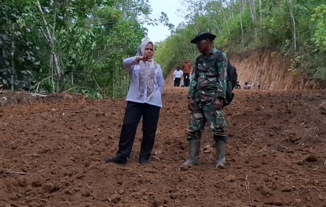 
					Tinjau Ruas Siobon-Sopobatu, Kadis PUPR Madina : Pembukaannya Telah Capai 70 Persen