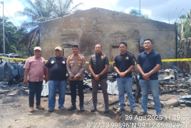 
					Polsek Batahan Pasang Policeline dan Kumpulkan Alat Bukti TKP Kebakaran di Pasir Putih