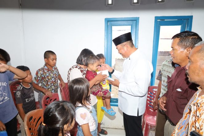 
					Bupati Madina Serahkan Tali Asih kepada Anak Yatim di Simanondong