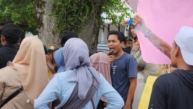 
					Benarkan Perbuatan Perambahan Hutan, Ketua DPRD Palas Menui Kritik Dari Berbagai Pihak