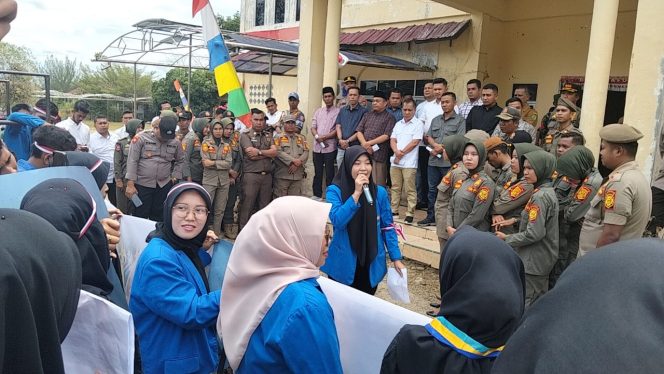 
					PMII melakukan Demonstrasi Di Kantor DPRD Palas Buntut  Kanaikan Tunjangan DPR-RI Dan 7 Poin Lainya