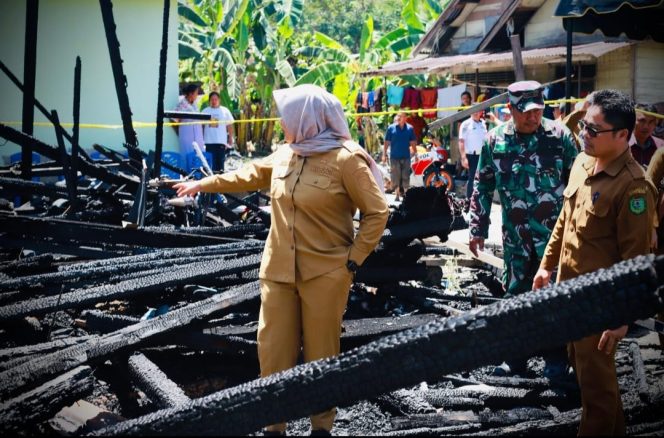 
					Wabub Madina Saluran Bantuan Kepada Korban Kebakaran di Sibaruang Kecamatan Siabu