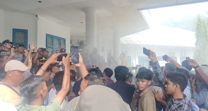 
					Pedagang Pasar Baru Geruduk Kantor DPRD Madina, Berikut tuntutannya