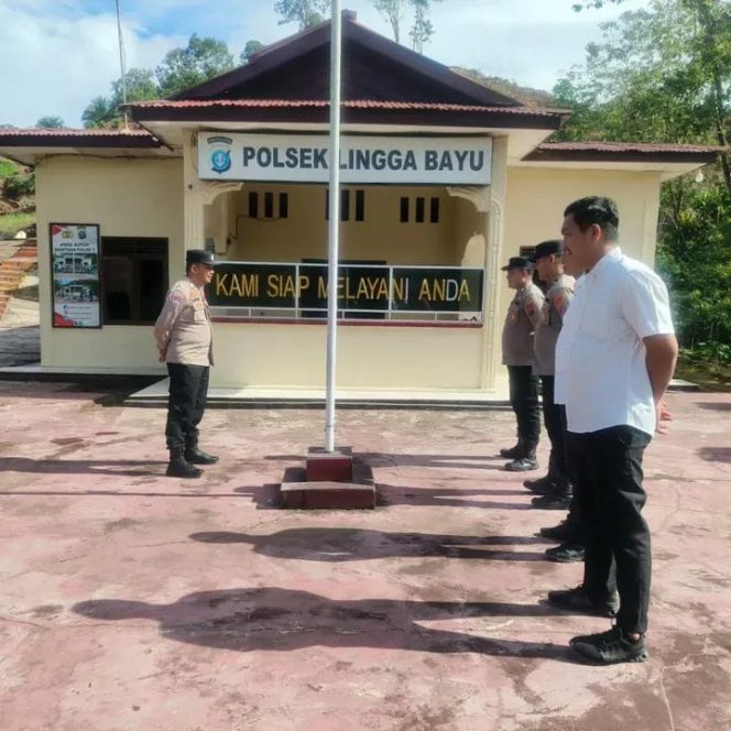 
					Pimpin Apel Pagi, Kapolsek Lingga Bayu Tekankan Disiplin Kerja Kepada Anggota