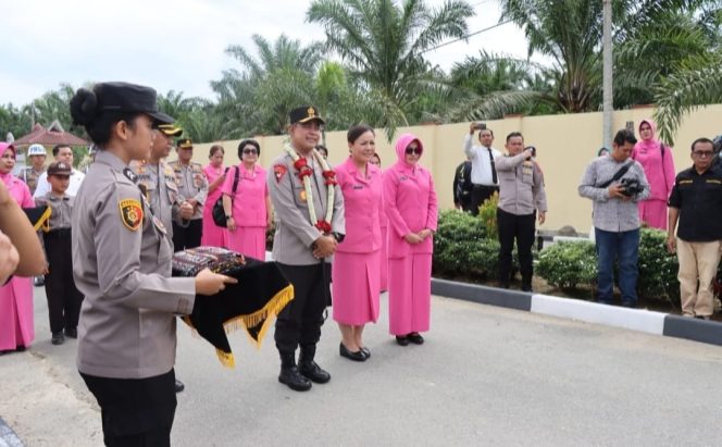 
					Kapolda Sumut Kunker Ke Polres Palas Di Sambut Forkopimda Dan Tokoh Masyarakat