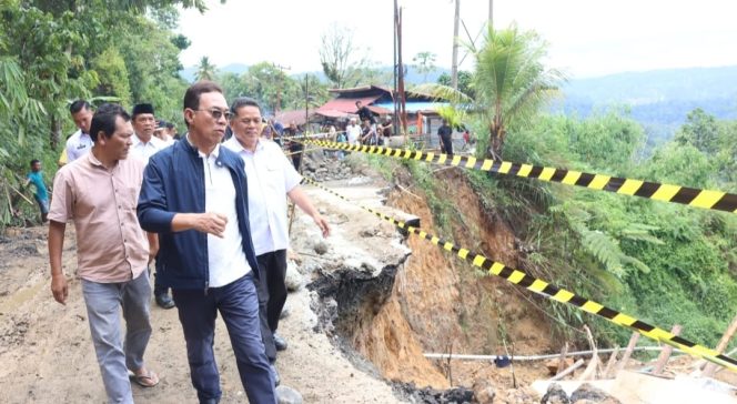 
					Bupati Tapsel Tinjau Jalan Nasional Yang Longsor di Luat Lombang Sipirok