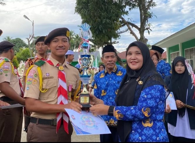 
					Penyerahan Penghargaan Kepada Pramuka MAN 1 Madina Yang Berjaya di PWM Sumut 2025