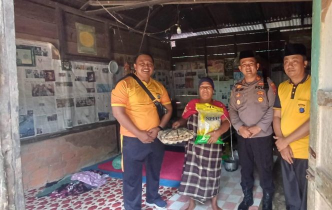 
					Di Momen Jumat Berkah, Polsek Sosa Berbagi Dengan Warga Desa Hutaraja Lamo