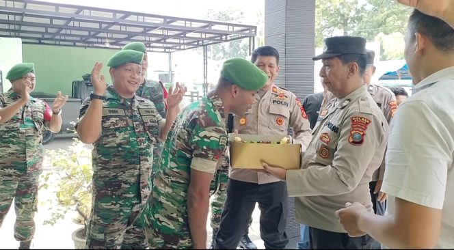 
					Surprise, Polsek dan Koramil 13 Panyabungan Rayakan HUT TNI ke 80 Tahun 2025