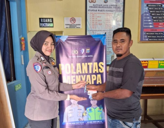 
					Satlantas Polresta Madina Beri Reward Kepada Masyarakat Taat Aturan Berlalu Lintas
