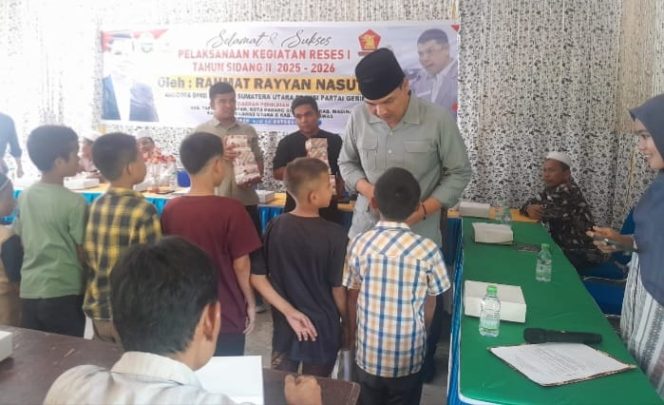 
					Rahmad  Rayyan  Nasution  Santuni  anak  Yatim  Dalam  Acara  Reses Di Desa  Pintu Padang Julu
