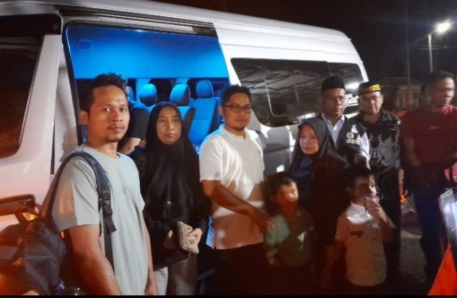 
					Malam Ini, Camat Sudrajat Berangkatkan Rahmat Pendarita Atrea Ani Berobat Ke Medan