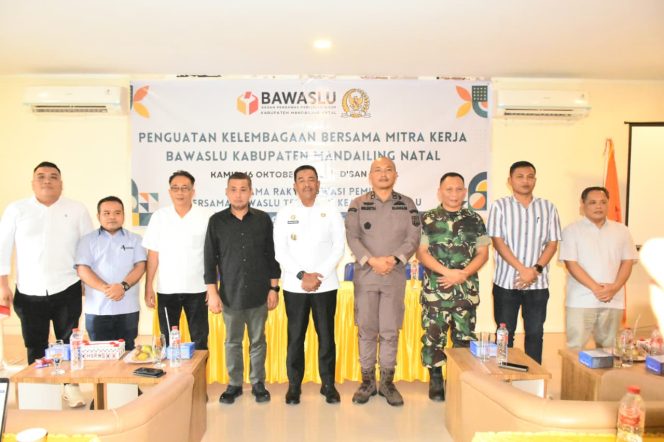 
					Bupati Madina Hadiri Sosialisasi Penguatan Kelembagaan Bersama Mitra Kerja Bawaslu