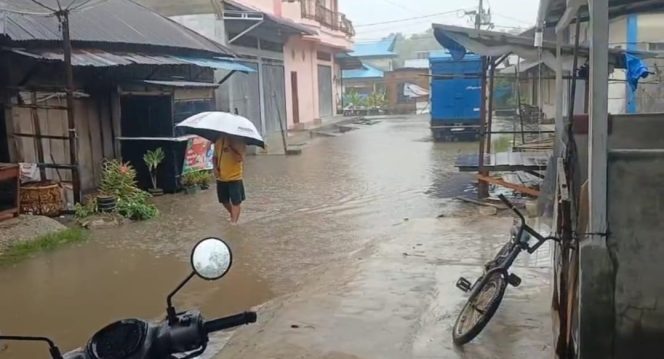 
					Pemukiman Selalu Banjir Saat Hujan, Warga Pasar II Natal Minta Pemerintah Carikan Solusi