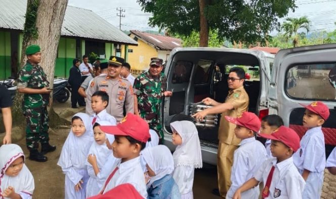 
					Camat  Monitor  Pemberian  Makan  Bergizi  Gratis  Disejumlah Sekolah